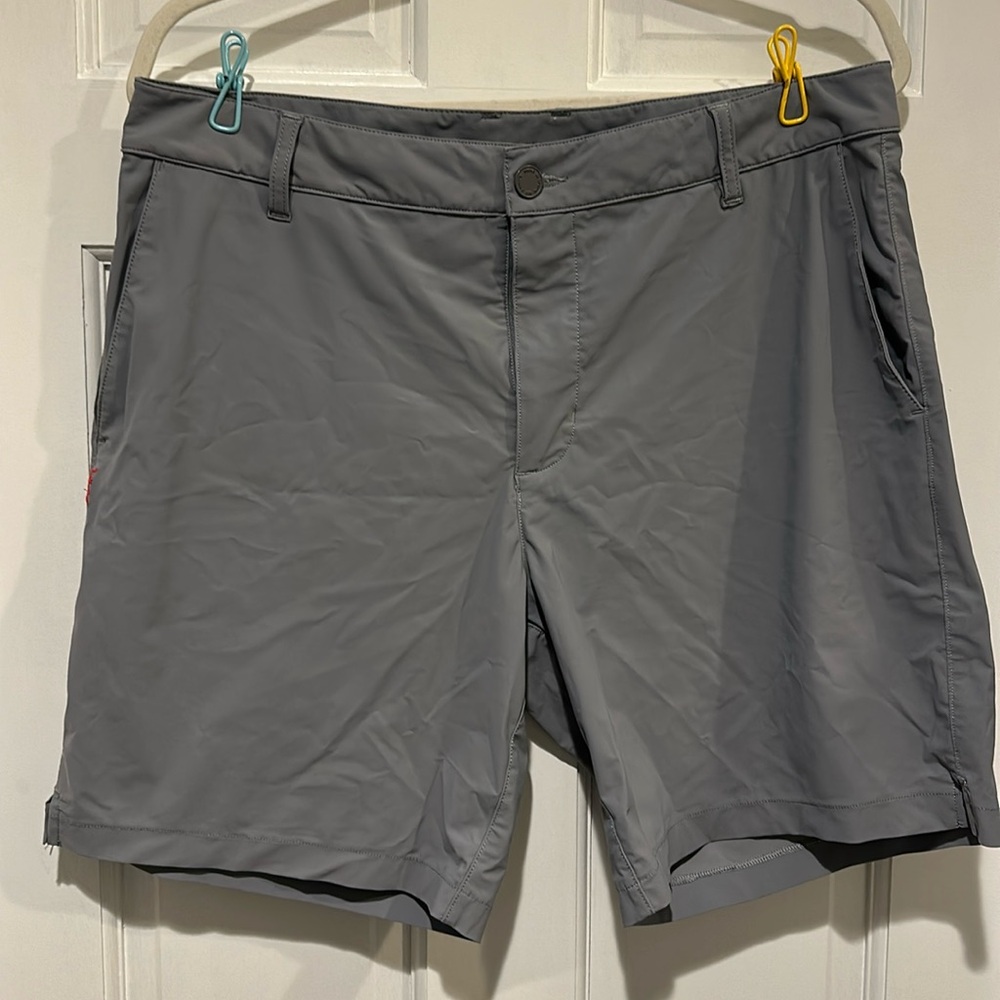 Men’s Rhone Flat Front Resort Short - SMOKED PEARL - 33 W - 7” Inseam